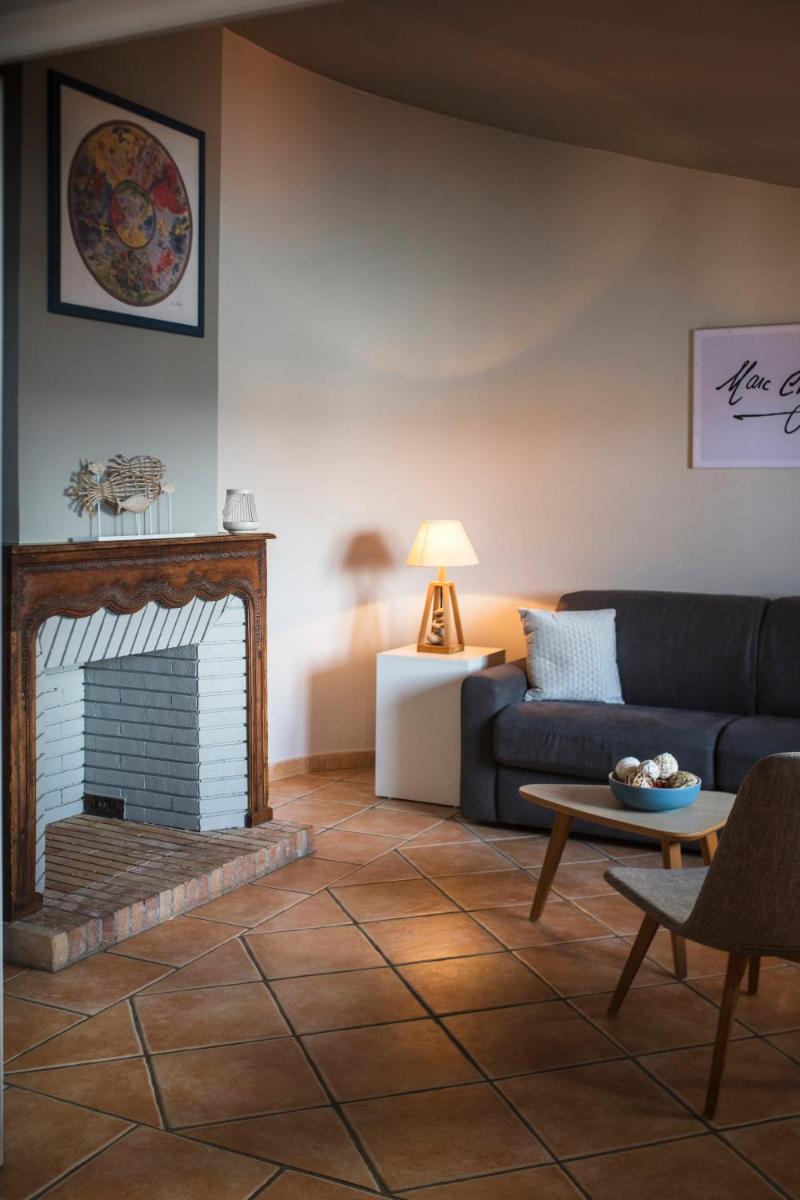 Coin salon dans l'établissement Le Relais Des Trois Mas