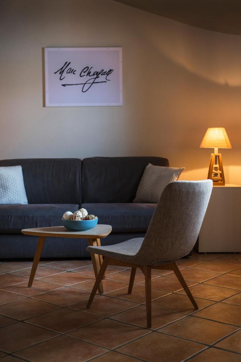 Coin salon dans l'établissement Le Relais Des Trois Mas