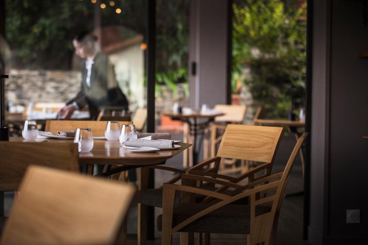 Restaurant ou autre lieu de restauration dans l'établissement Le Relais Des Trois Mas