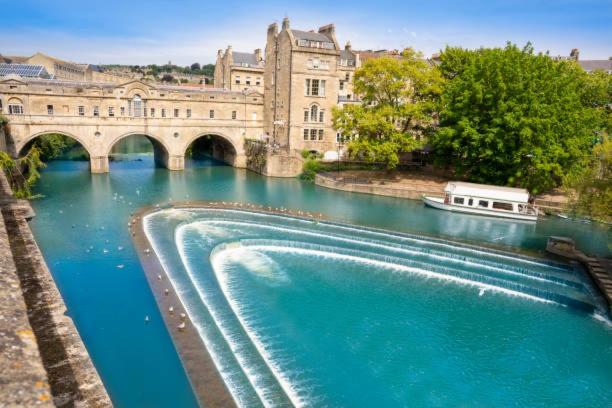 Stunning modern apartment in the Cotswolds sleeps six - Housity