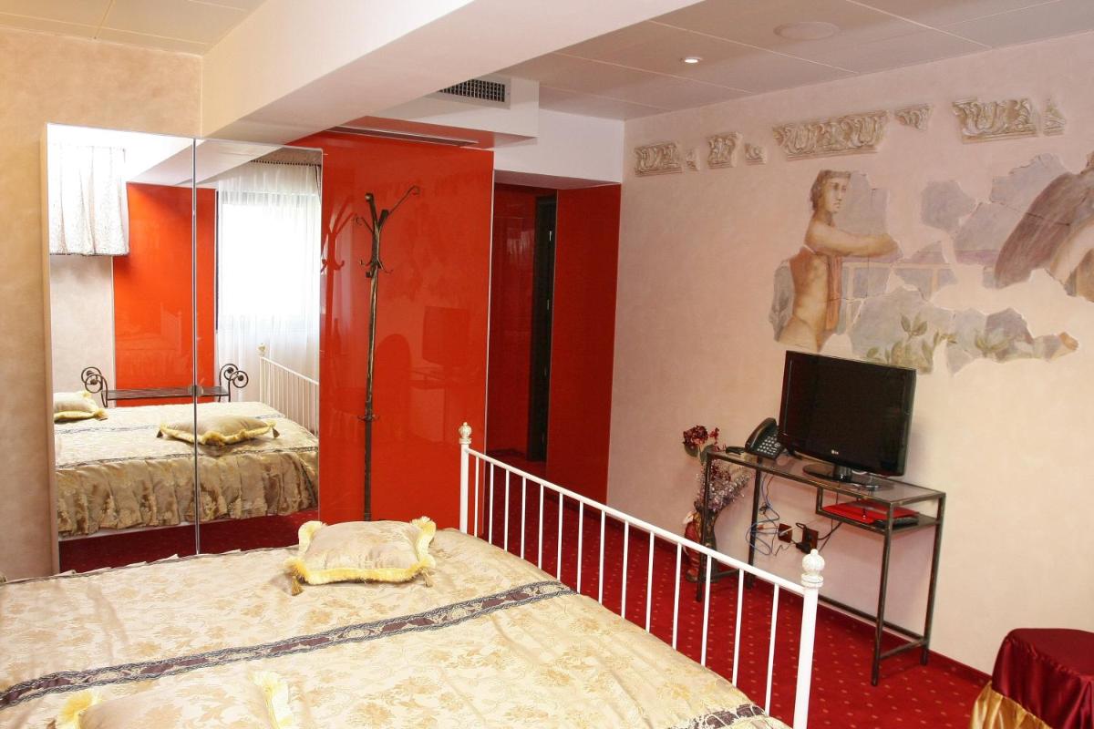 GRAND PIER BOUTIQUE VILLA, only 350 m to OLD TOWN And Unirii Fountains, Best deal from 69 eur, minim 3 nights, and FREE BREAKFAST - Housity