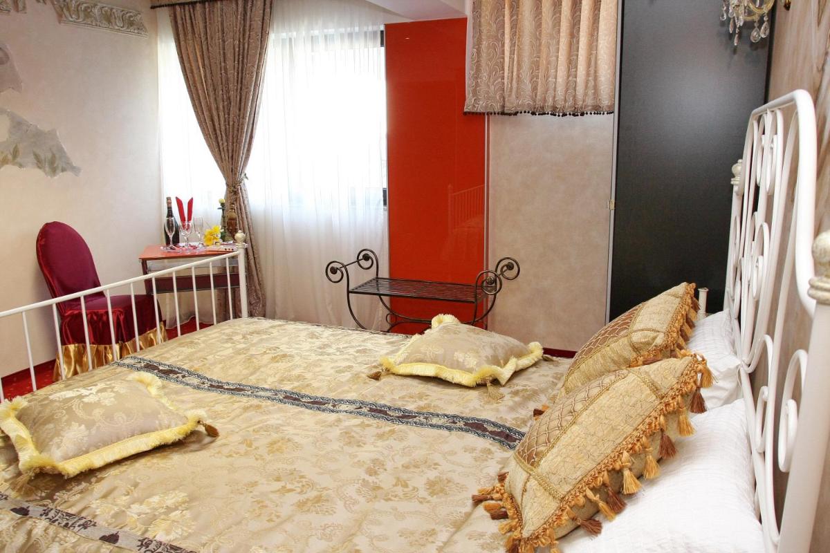 GRAND PIER BOUTIQUE VILLA, only 350 m to OLD TOWN And Unirii Fountains, Best deal from 69 eur, minim 3 nights, and FREE BREAKFAST - Housity
