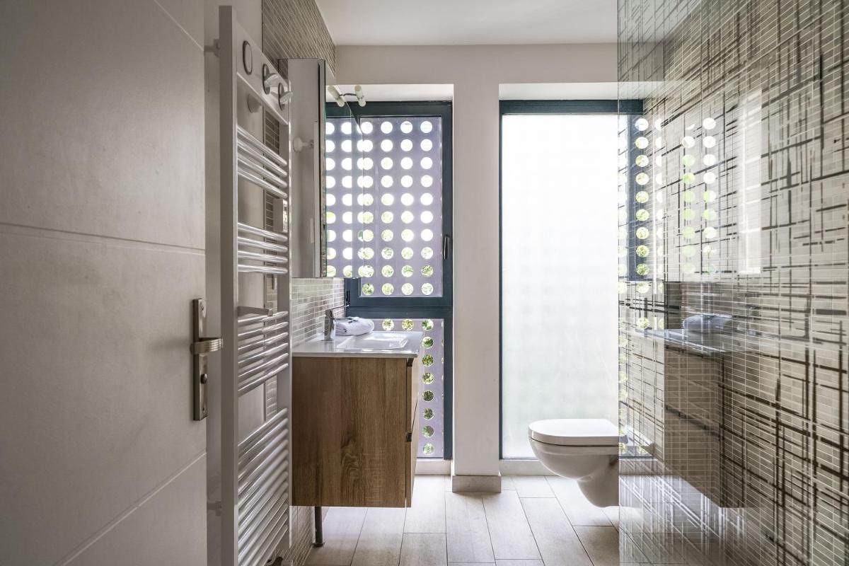 Maison d'architecte centre Tours jardin, climatisation, parking 5 p - Housity