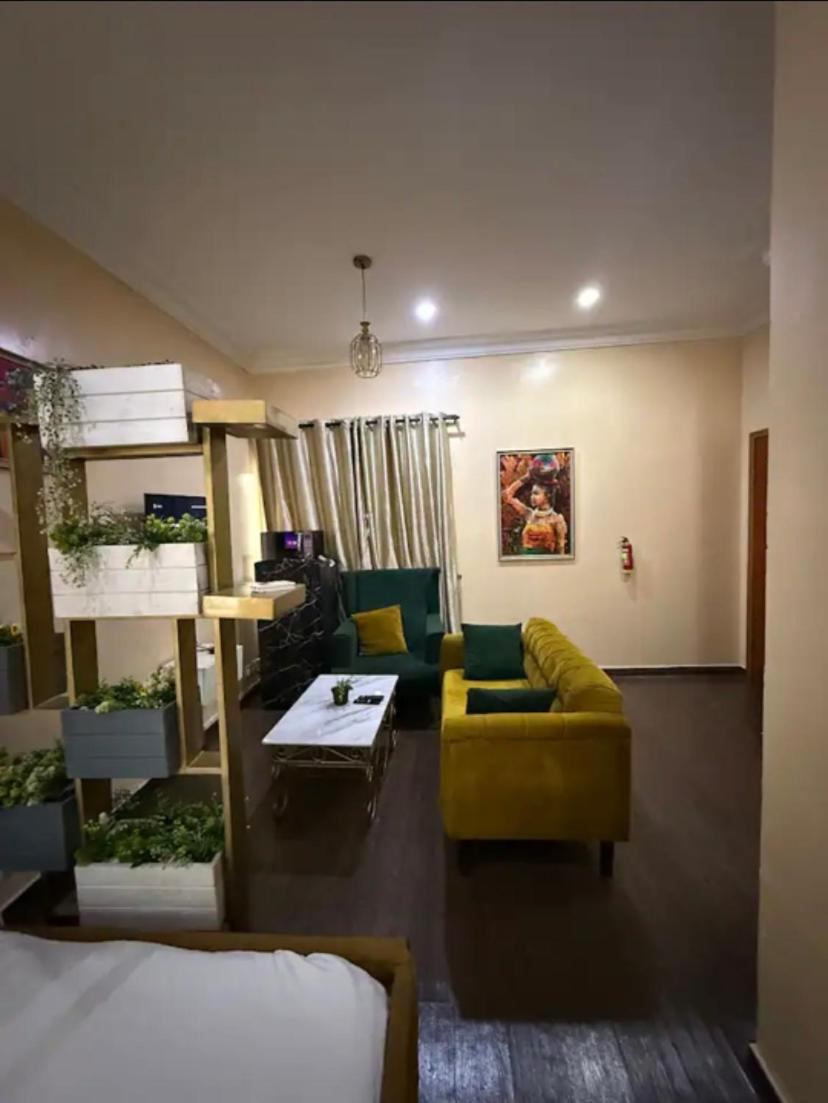 Cozy studio unit in lekki phase 1 - Kitchen, 24-7 light, wifi, Netflix - Housity