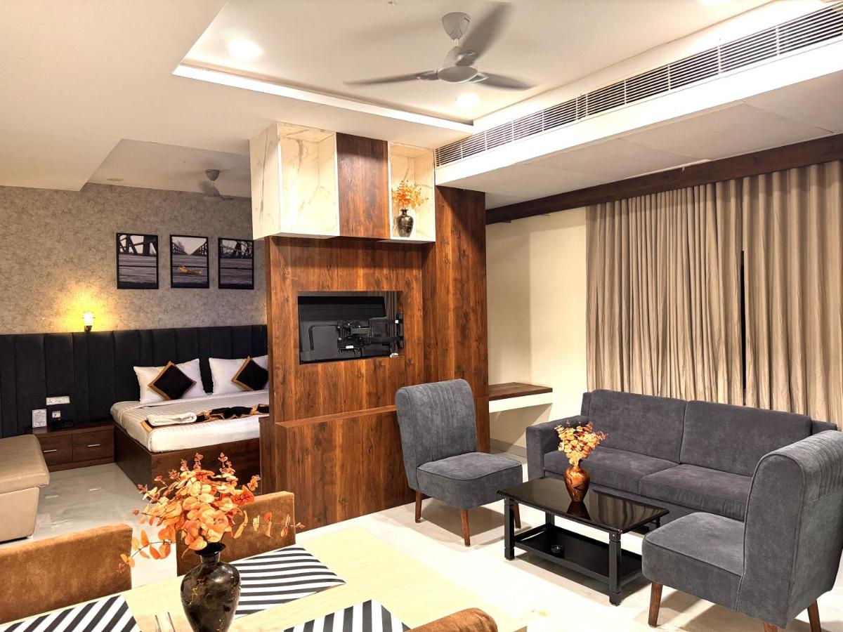 HOTEL JB'S MINERVA GRAND - Housity