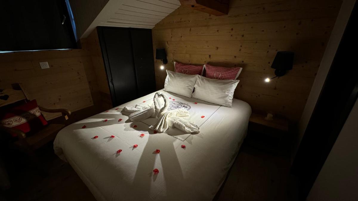 Un ou plusieurs lits dans un hébergement de l'établissement Café-Hôtel Le Morillon, Domaine du Grand Massif-Samoëns