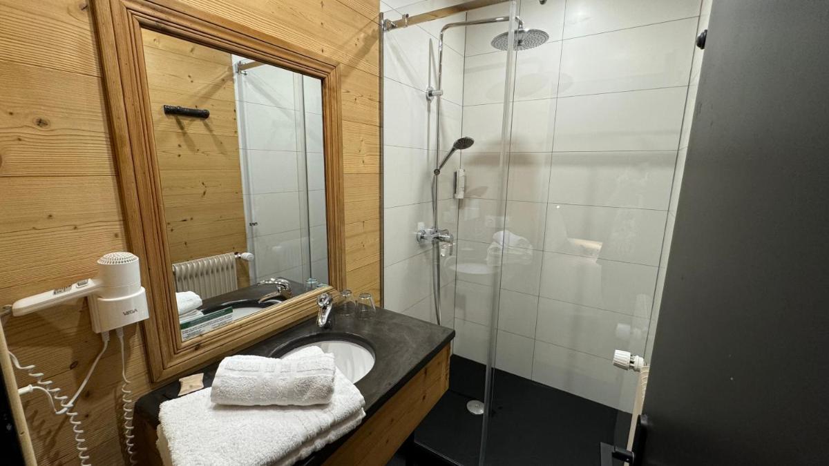 Salle de bains dans l'établissement Café-Hôtel Le Morillon, Domaine du Grand Massif-Samoëns