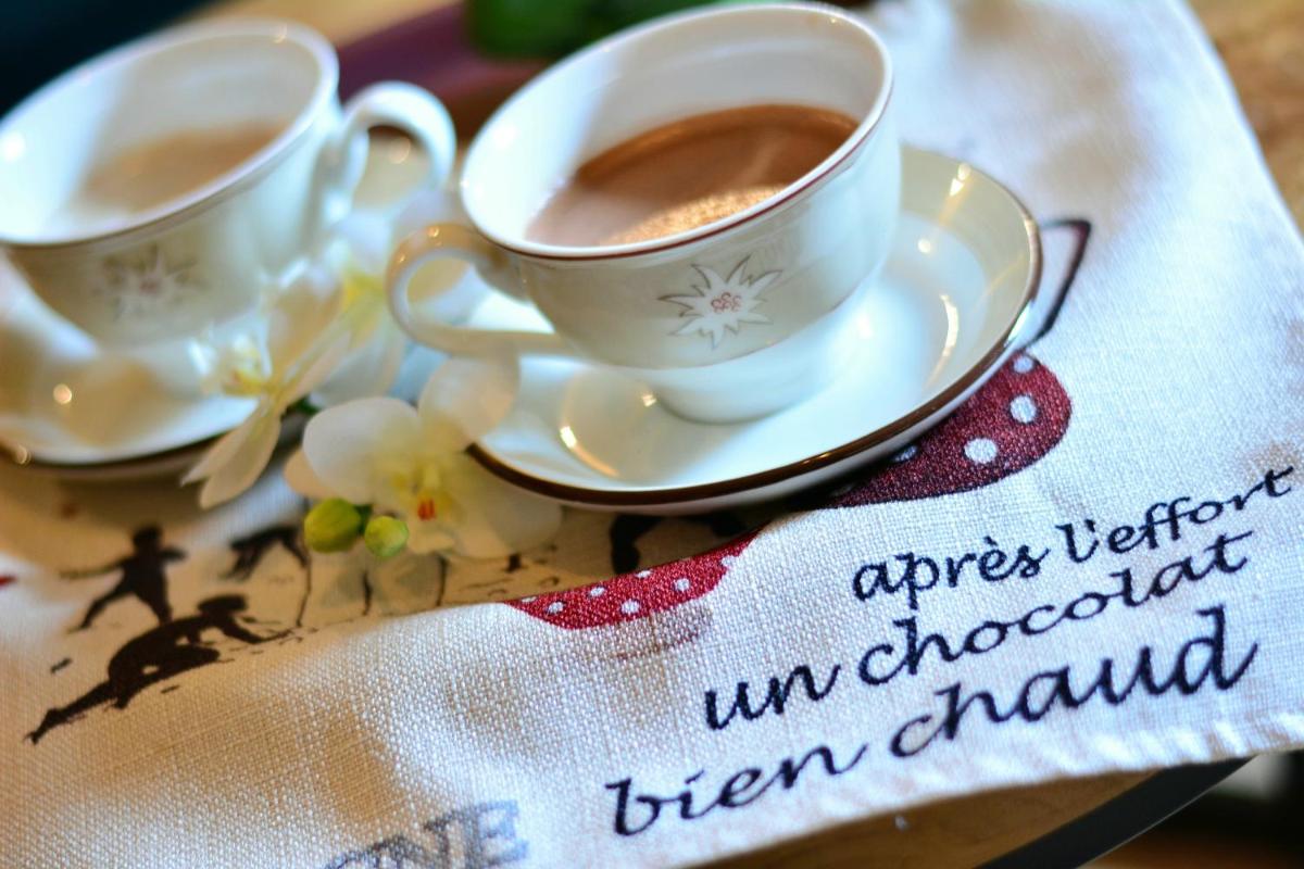 Plateau bouilloire dans l'établissement Café-Hôtel Le Morillon, Domaine du Grand Massif-Samoëns