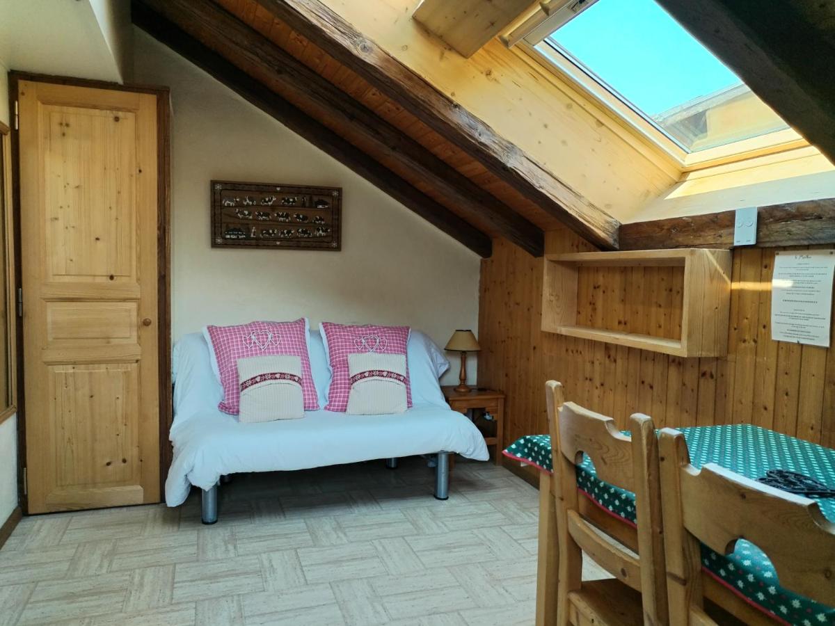 Coin salon dans l'établissement Café-Hôtel Le Morillon, Domaine du Grand Massif-Samoëns