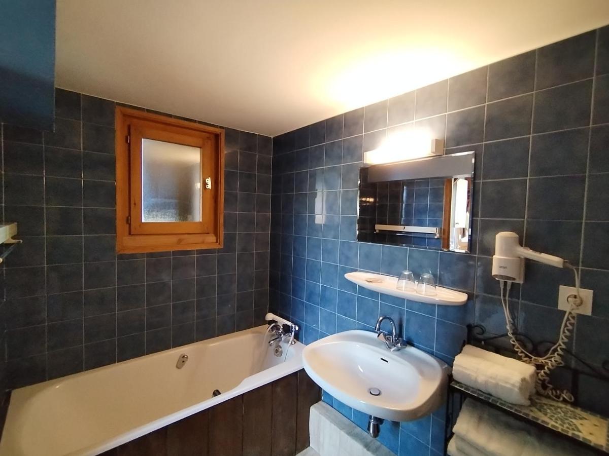 Salle de bains dans l'établissement Café-Hôtel Le Morillon, Domaine du Grand Massif-Samoëns