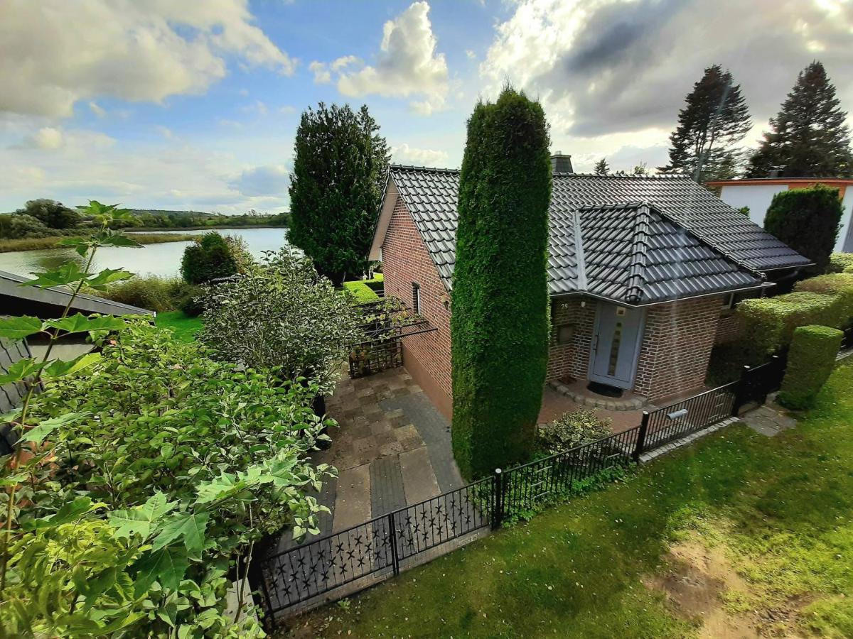 Ferienhaus direkt am See - Housity