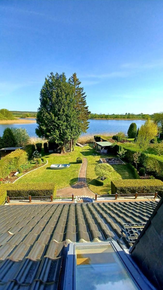 Ferienhaus direkt am See - Housity