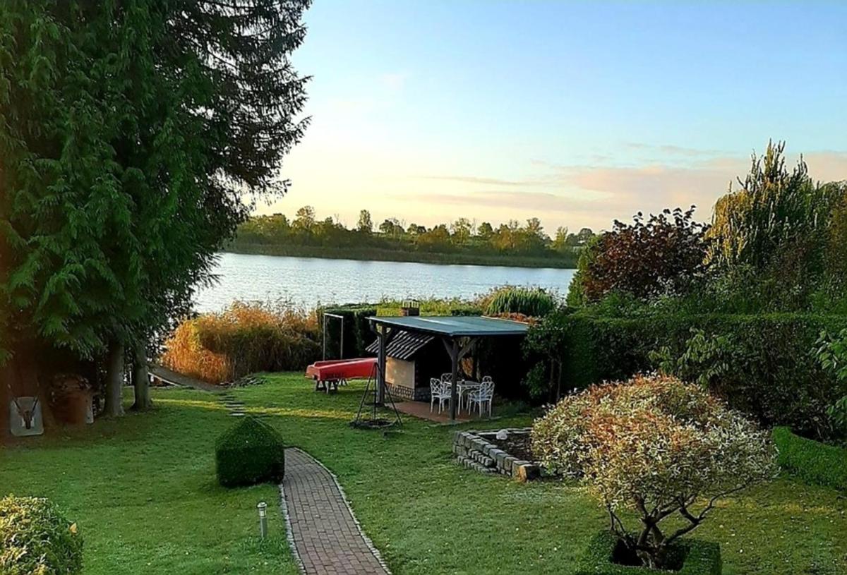 Ferienhaus direkt am See - Housity
