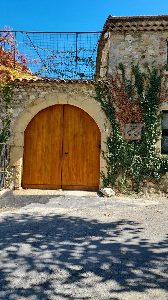 Gîtes 2 adultes dans un mas charme et calme assuré - Housity