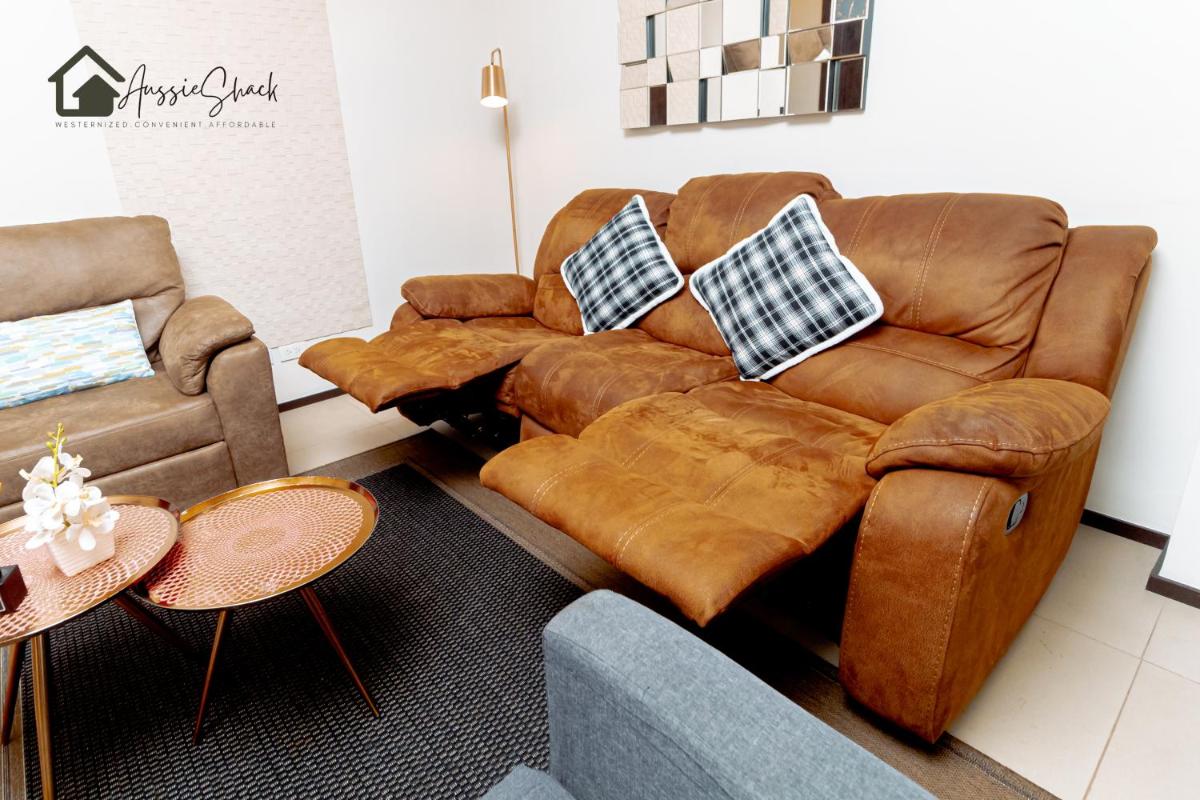 Aussie Shack - 2BR Modern Condo with Skyline View - Housity
