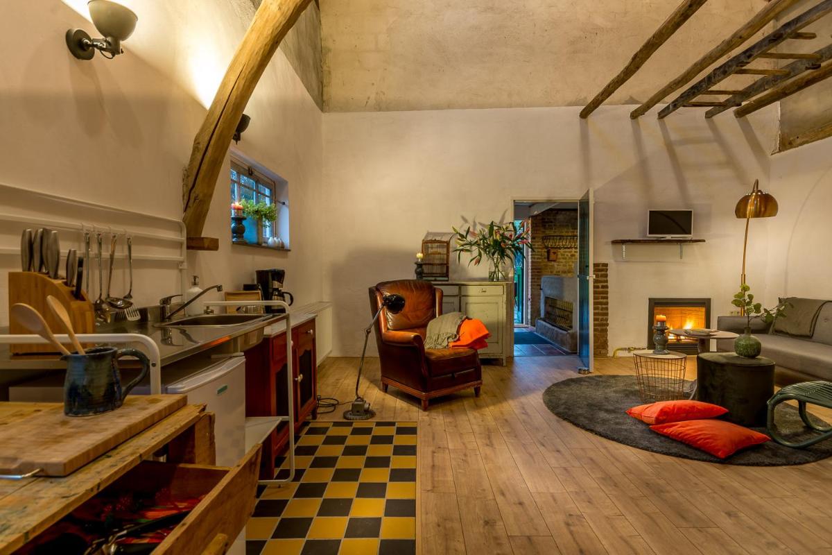 Aan de Holle Weg. Zeer landelijk gelegen verbouwde stal tot woning - Housity