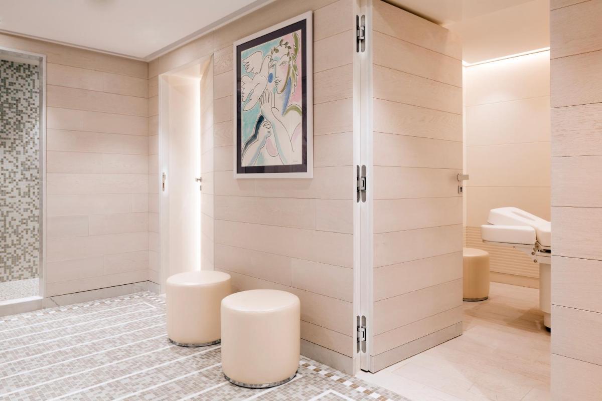 Salle de bains dans l'établissement Les Chalets du Mont d'Arbois & Spa, Megève Salle de bains dans l'établissement Les Chalets du Mont d'Arbois & Spa, Megève