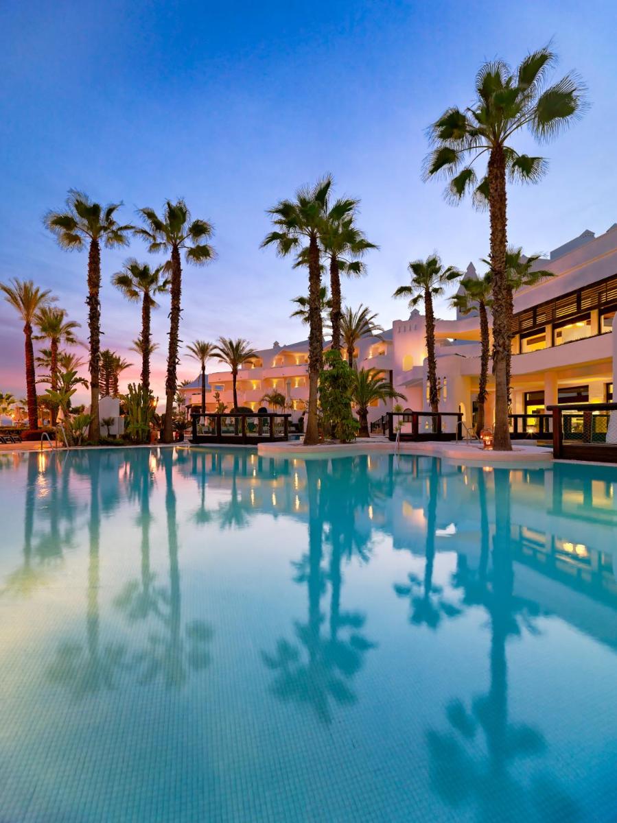 Piscina en o cerca de H10 Estepona Palace