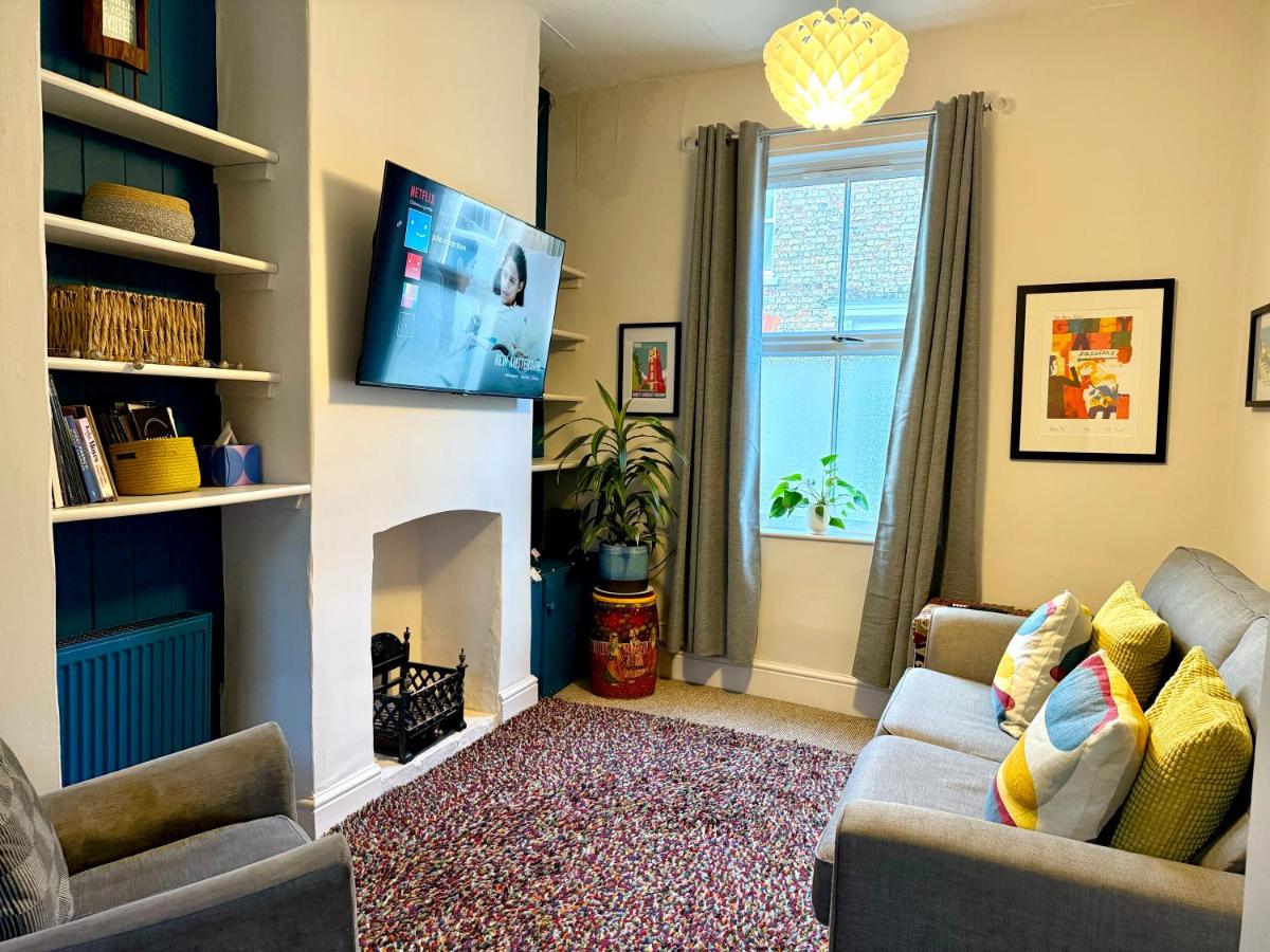 Comfy Home within City Wall, 10 mins Walk to Centre, Attractions & Railway Station - Housity