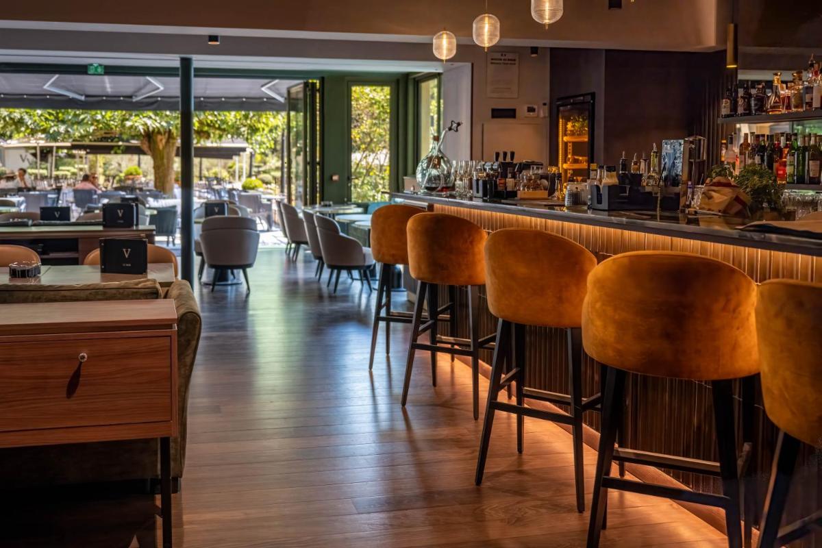 Restaurant ou autre lieu de restauration dans l'établissement Le Vallon de Valrugues Hotel Spa & Villas