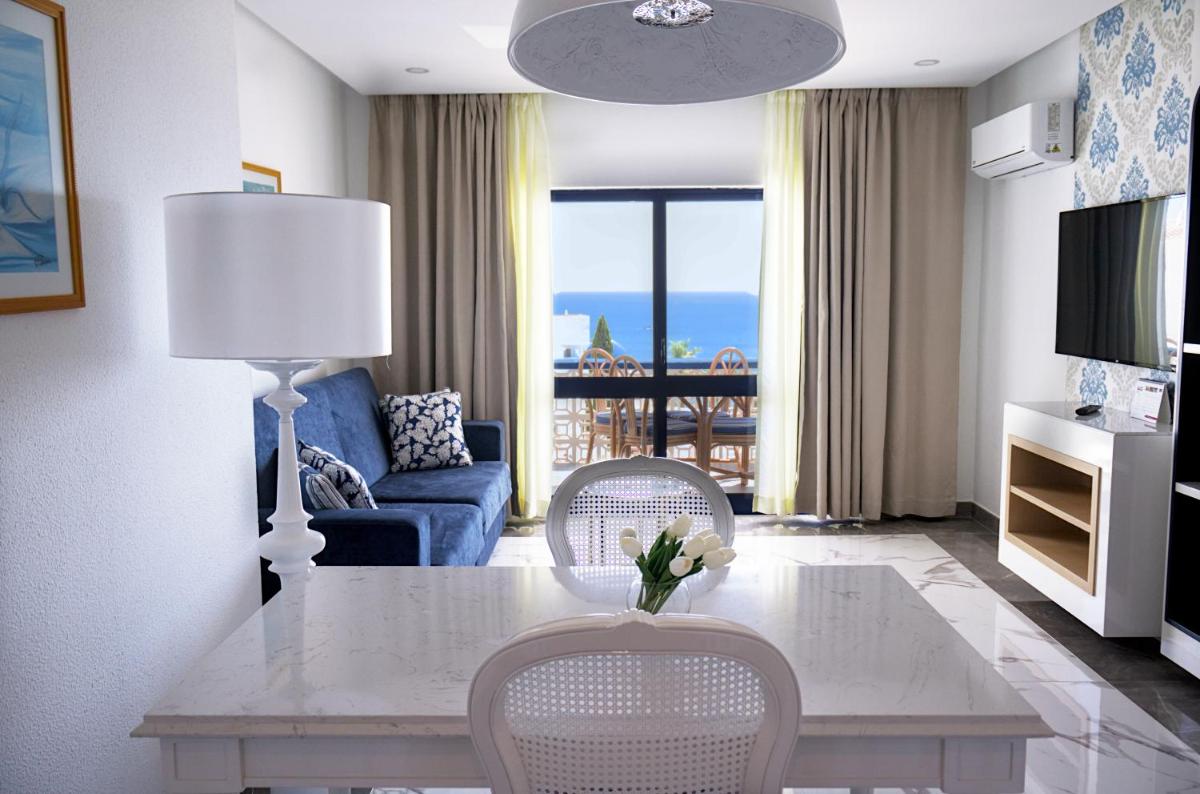 Uma televisão e/ou sistema de entretenimento em Grand Muthu Oura View Beach Club