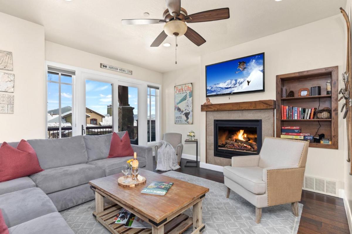 KBM Resorts: Winter Shuttle to Frostwood Gondola Hot Tub Views - Housity