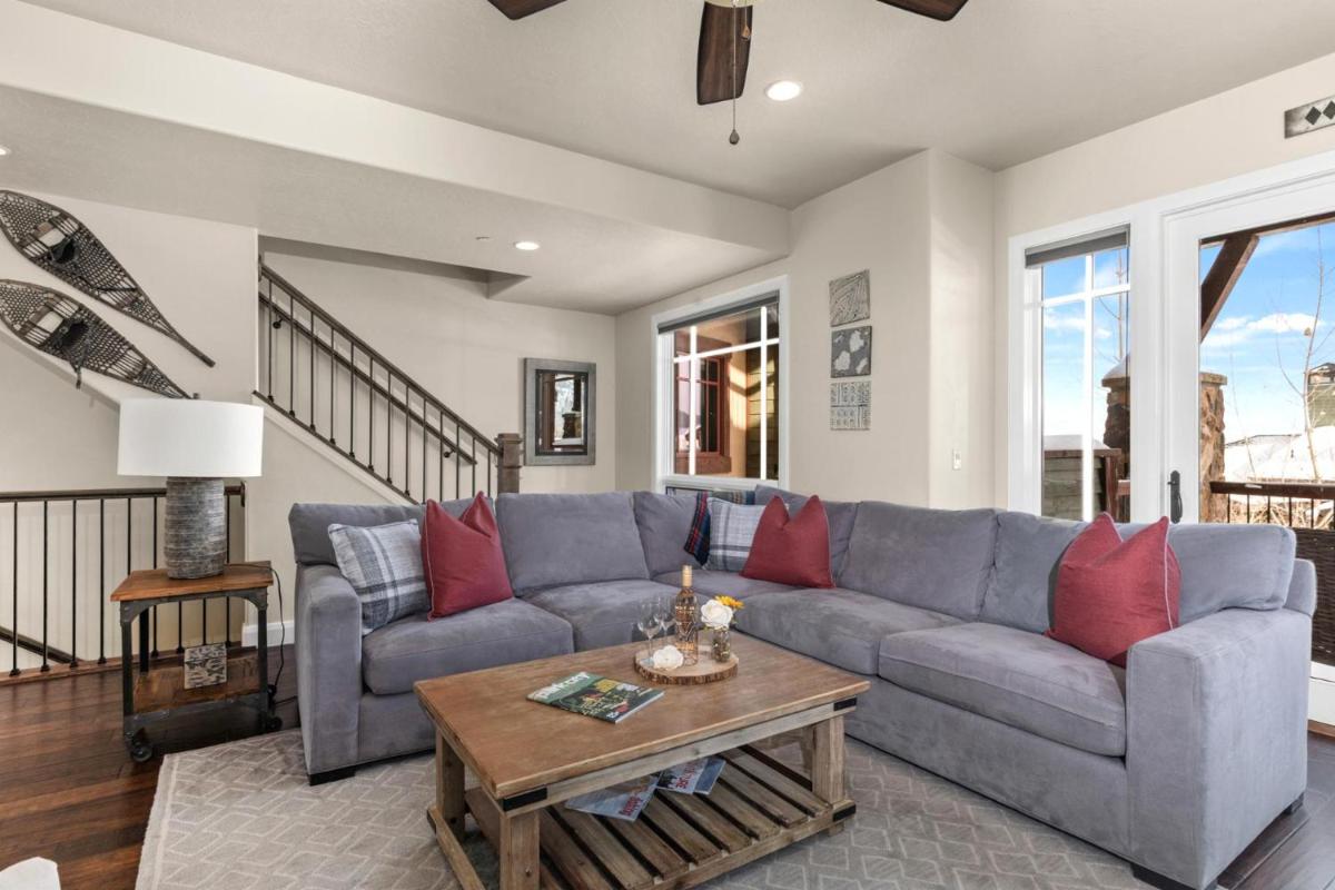 KBM Resorts: Winter Shuttle to Frostwood Gondola Hot Tub Views - Housity