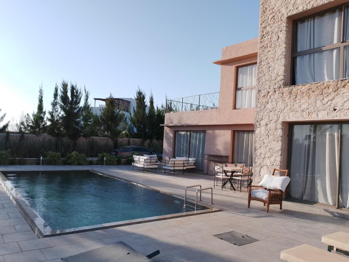 Villa Moderne avec Piscine Privée et Jardin - Housity