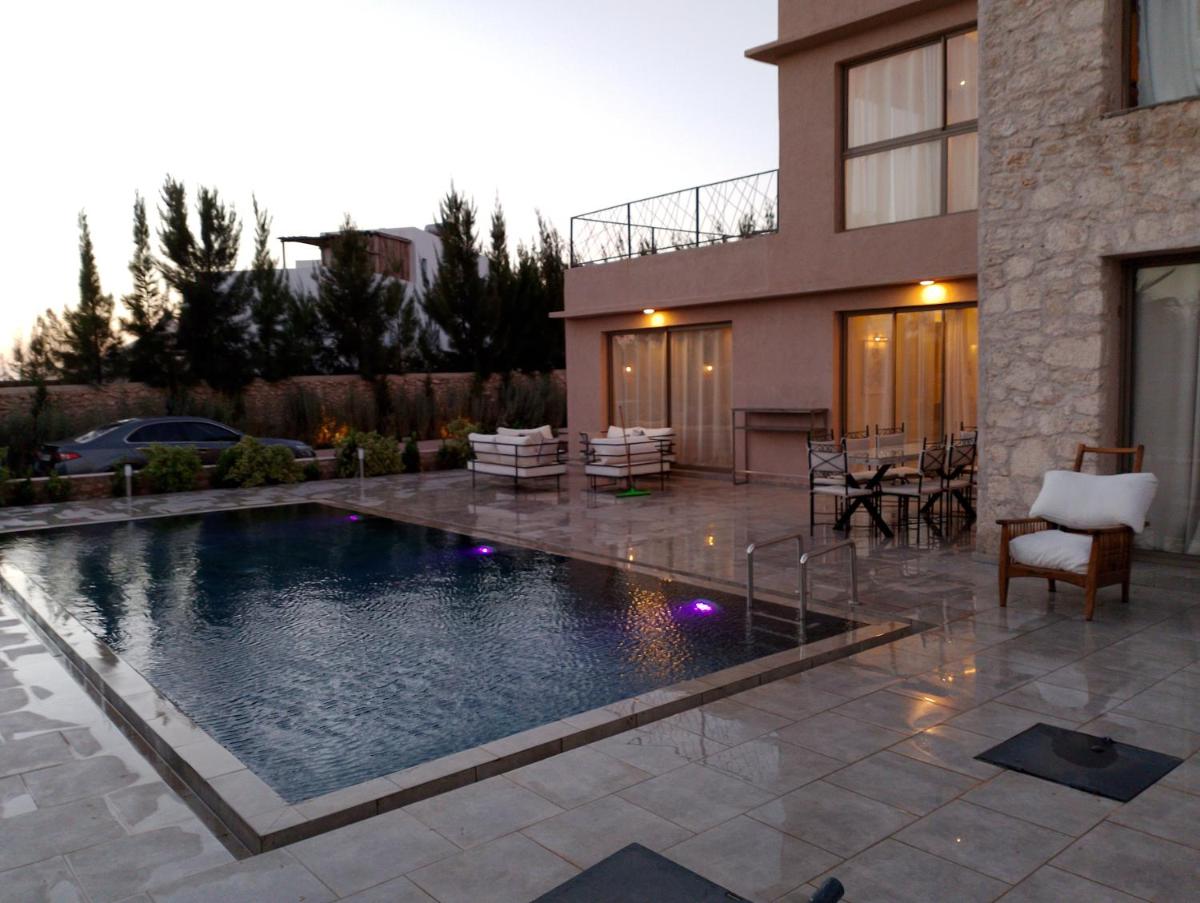Villa Moderne avec Piscine Privée et Jardin - Housity