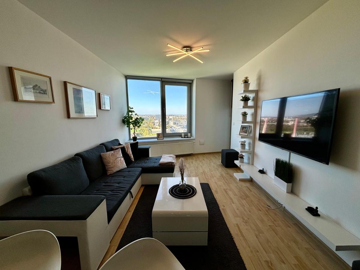 Three towers with beautiful view and parking! - Housity