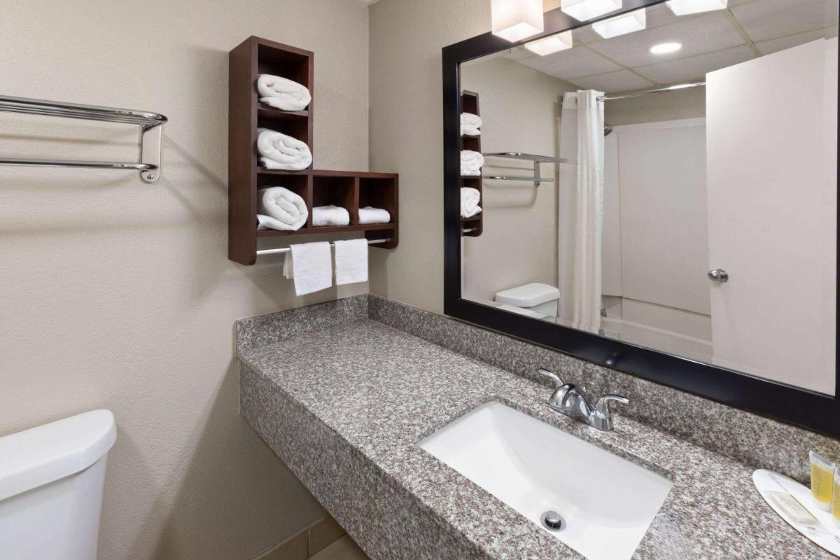 Super 8 by Wyndham Buffalo - Housity