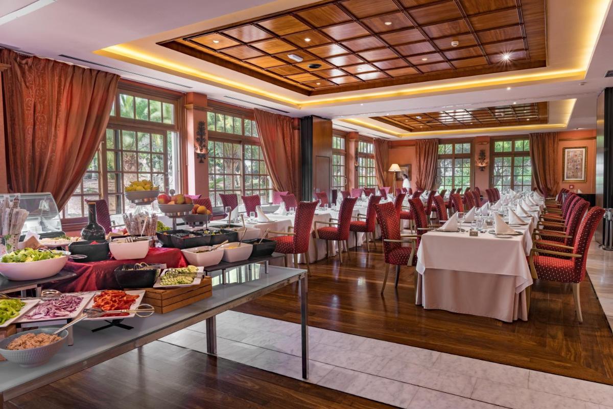 Comida en o cerca de este hotel