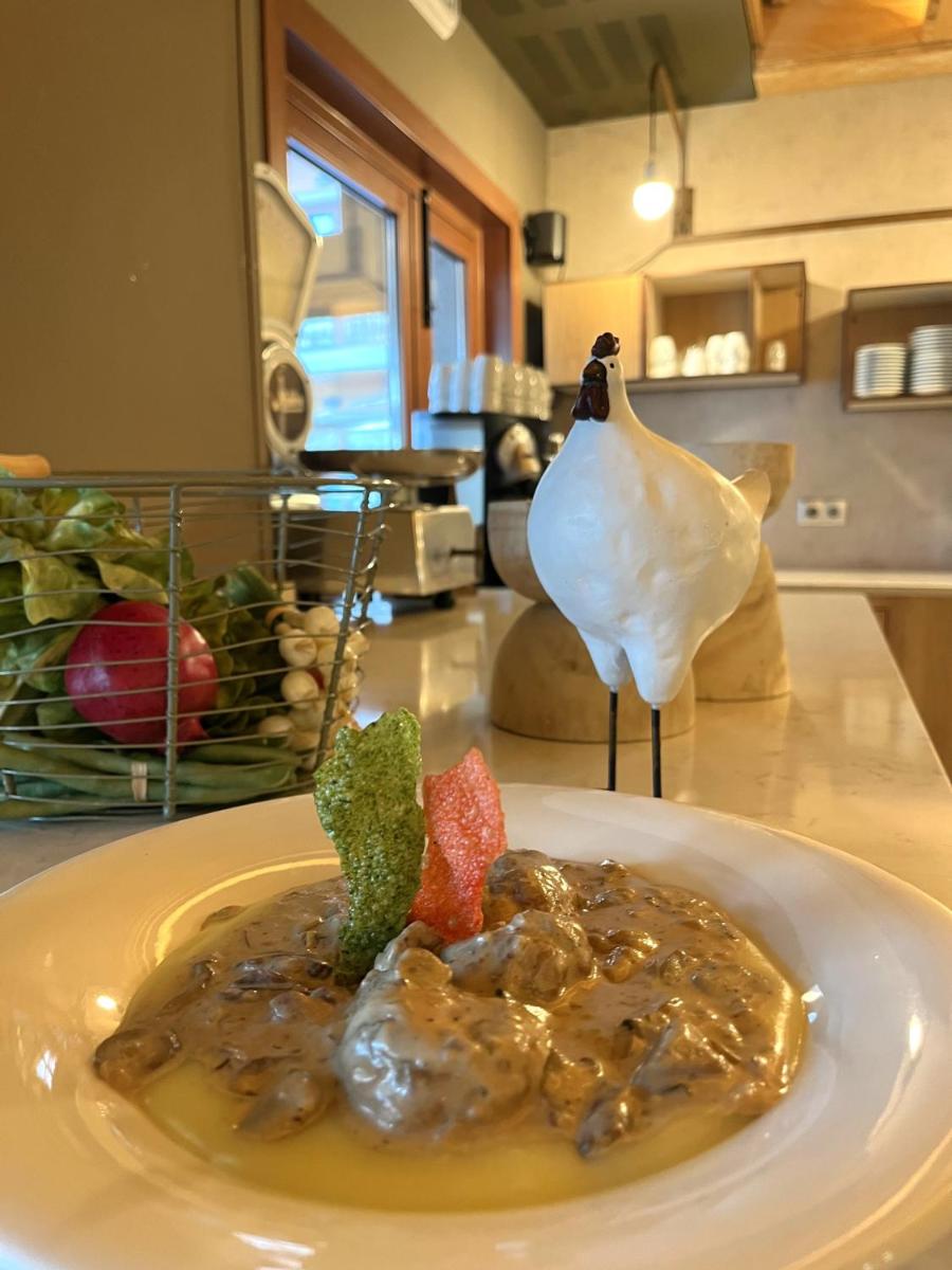 Comida en o cerca de este apartahotel