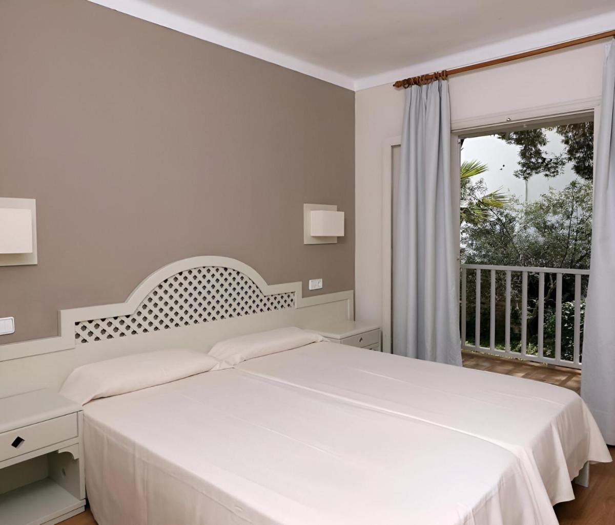 Cama o camas de una habitación en Hotel Club Es Talaial