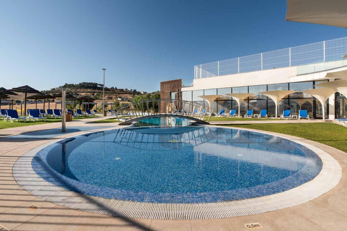 uma grande piscina em frente a um prédio em Exe São Lázaro em Brangança