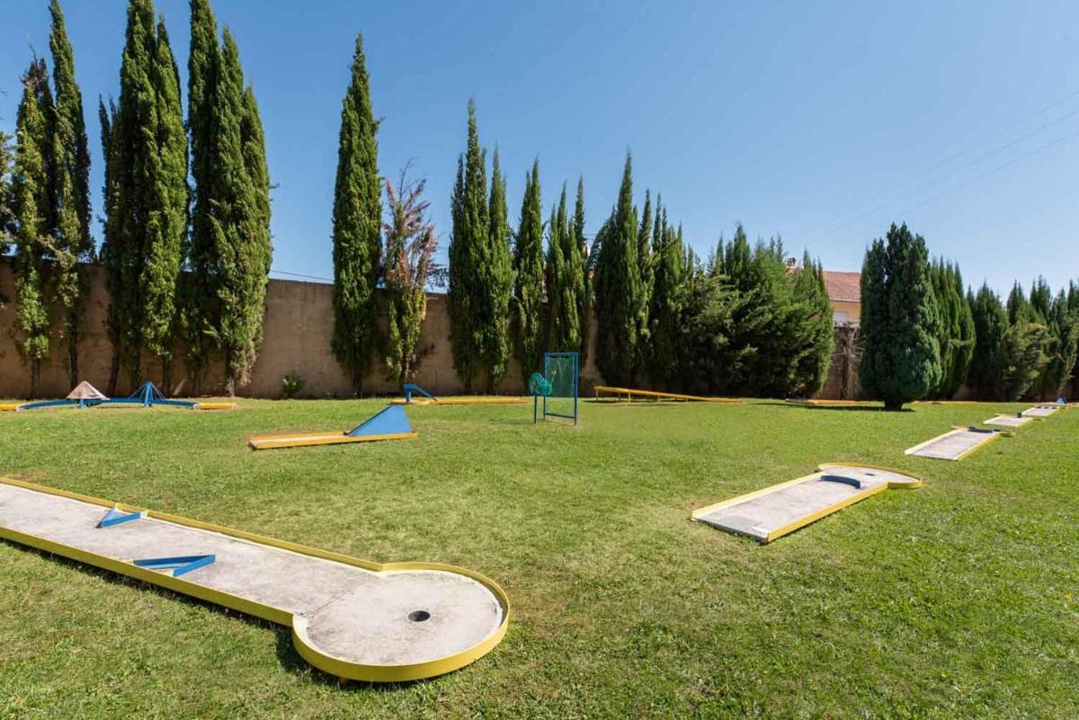 Um jardim no exterior de Exe São Lázaro