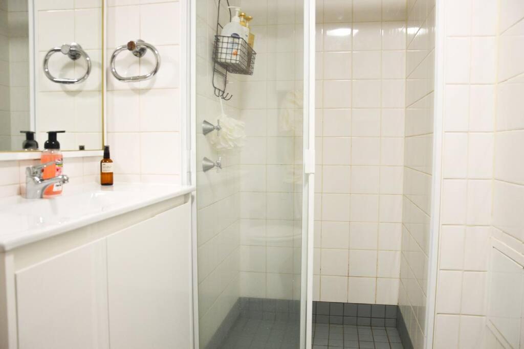 Sydney City Center Apartment with Free Parking - Housity