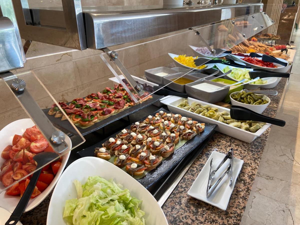 Comida en o cerca de este hotel