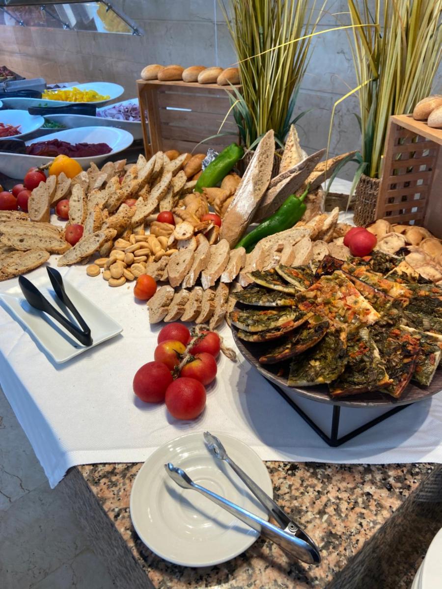 Comida en o cerca de este hotel