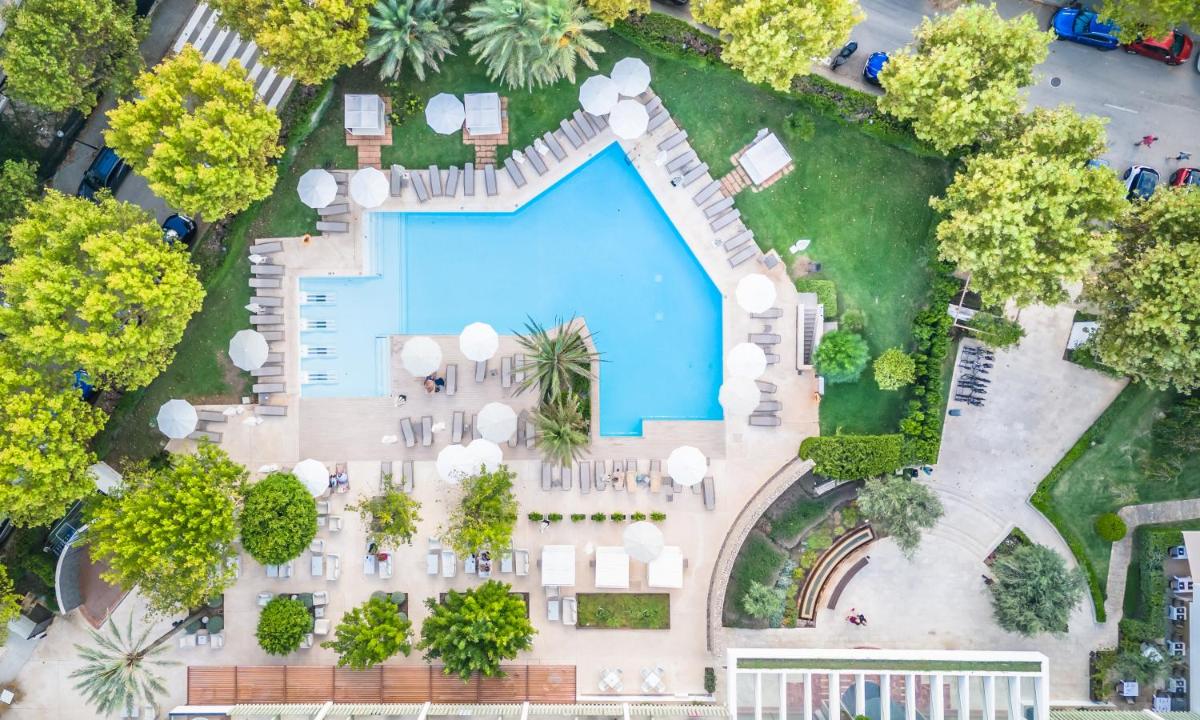 una vista aérea de una piscina en un parque en Canyamel Park Hotel & Spa - 4* Sup - Adults only (+16), en Canyamel