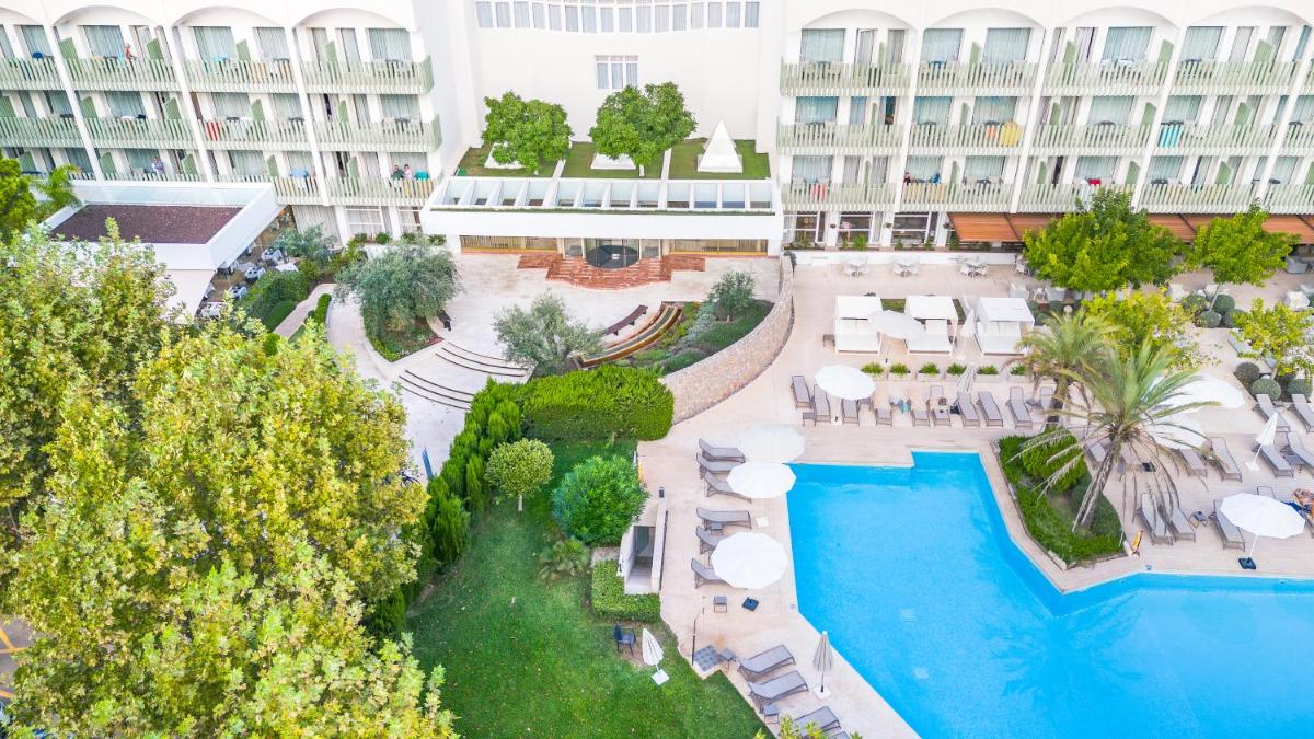 Una vista aérea de un complejo turístico con piscina. en Canyamel Park Hotel & Spa - 4* Sup - Adults only (+16), en Canyamel