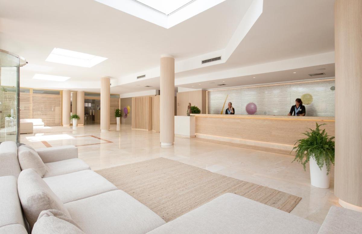 vestíbulo con muebles blancos y mostrador de recepción en Canyamel Park Hotel & Spa - 4* Sup - Adults only (+16), en Canyamel 112 fotos más