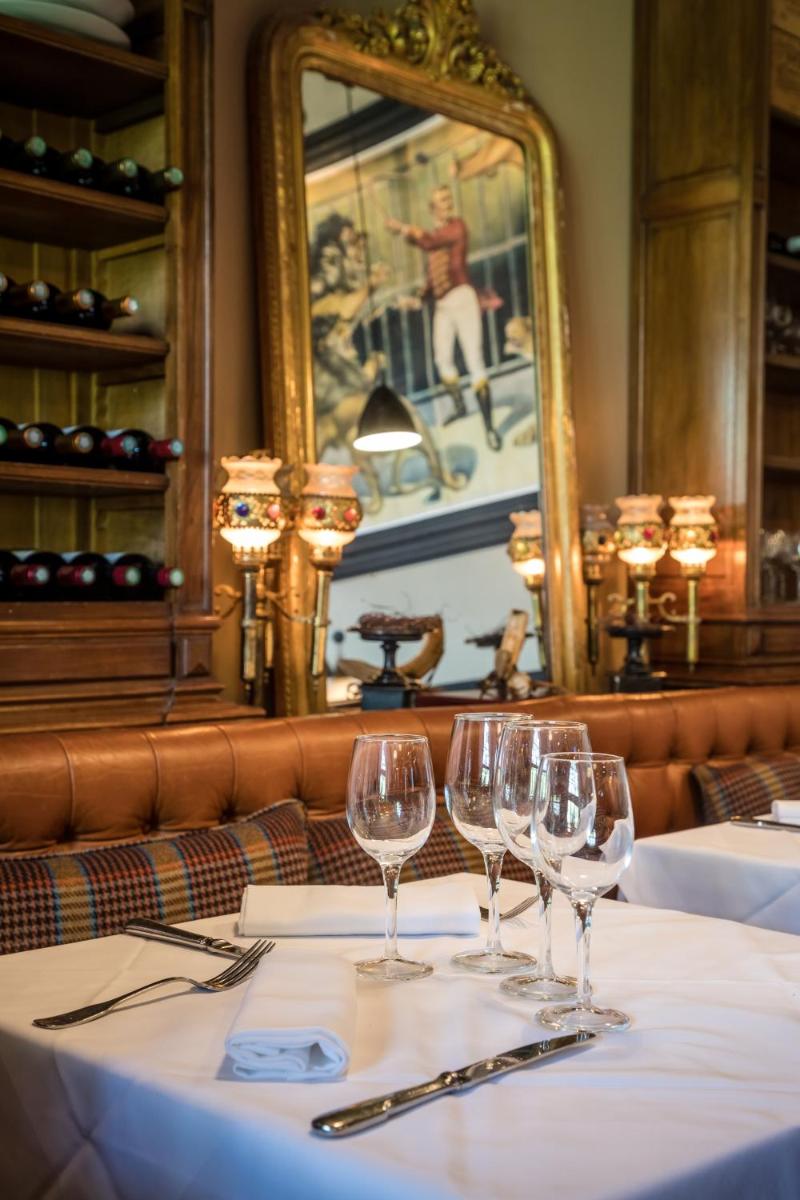 une rangée de verres à vin sur une table dans un restaurant dans l'établissement Hôtel Ville d'Hiver, à Arcachon 35 autres photos