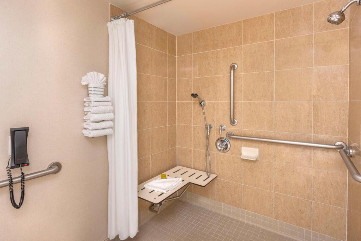 DoubleTree by Hilton San Bernardino - Housity