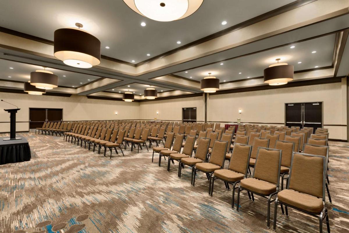 DoubleTree by Hilton San Bernardino - Housity