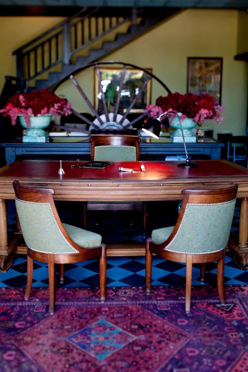 une table de salle à manger avec des chaises et des fleurs dessus dans l'établissement Hôtel Ville d'Hiver, à Arcachon