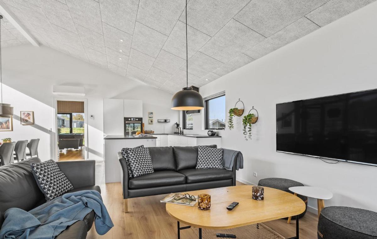 4 Bedroom Cozy Home In Haderslev - Housity