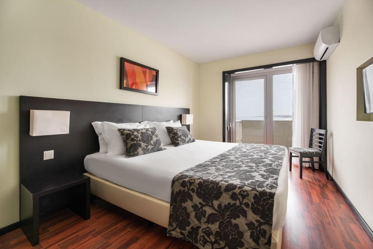 Uma cama ou camas num quarto em Dorma Praia Golfe