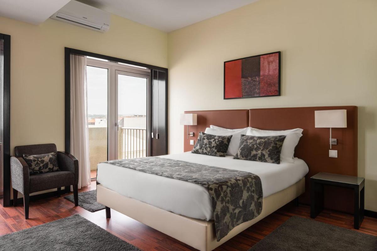 Uma cama ou camas num quarto em Dorma Praia Golfe