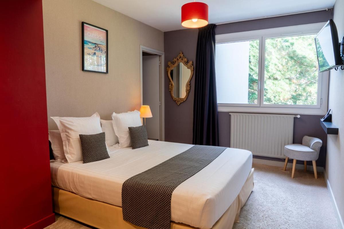 une chambre d'hôtel avec un lit et une fenêtre dans l'établissement Le Galet Hotel & Spa, à Saint-Philibert 29 autres photos